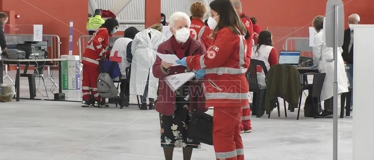 Vaccini anti-Covid, anche in Calabria partono le prenotazioni per gli over 60