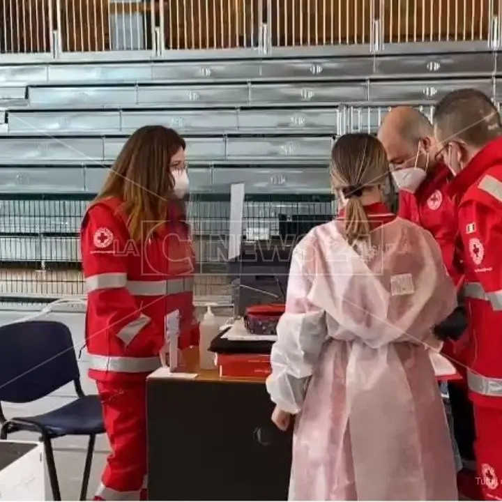 Covid, aperto l'hub vaccinale di Siderno: prime somministrazioni agli over 60