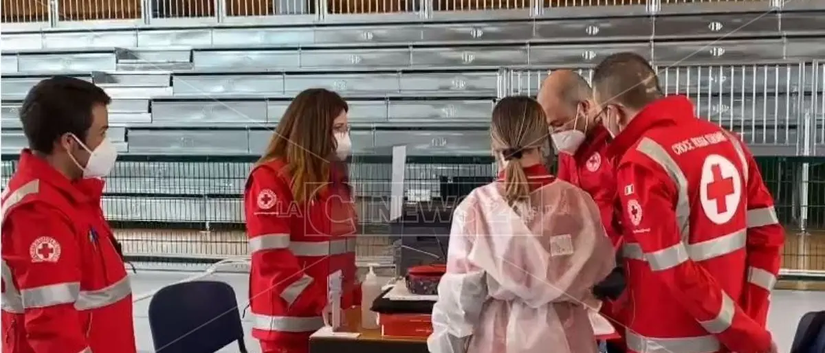 Covid, aperto l'hub vaccinale di Siderno: prime somministrazioni agli over 60