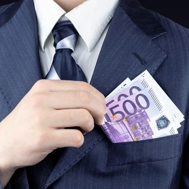 Consiglio regionale, i dirigenti più pagati sono in Calabria: stipendi d’oro e 600mila euro per i “premi”