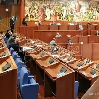 Consiglio, 6 leggi in 30 minuti e l’opposizione insorge: «Preparano carrozzoni elettorali»