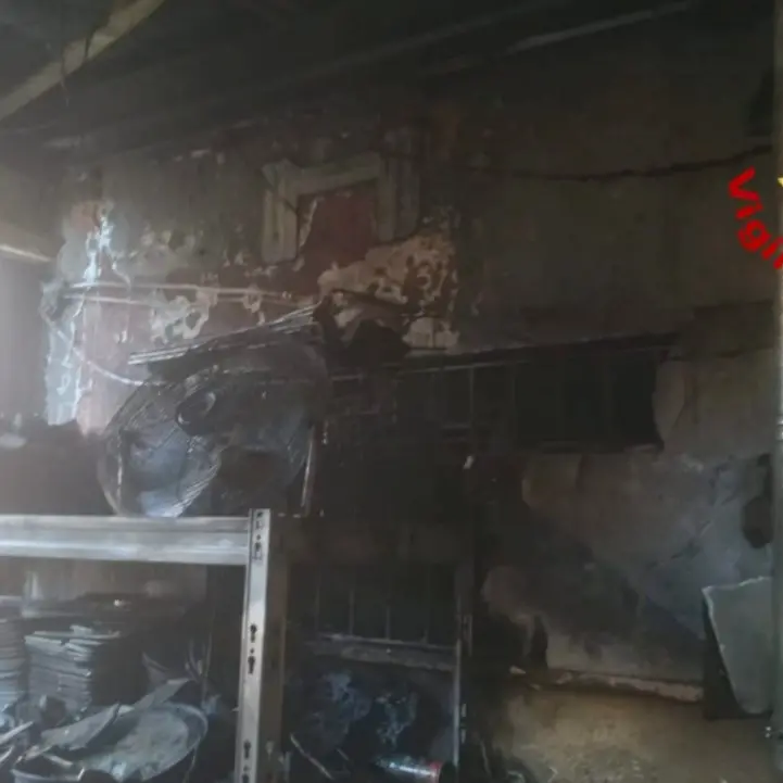 Incendio in una pizzeria di Catanzaro, danneggiata la sala