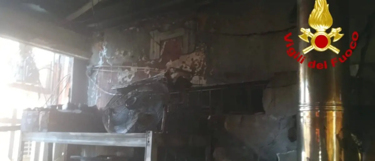 Incendio in una pizzeria di Catanzaro, danneggiata la sala