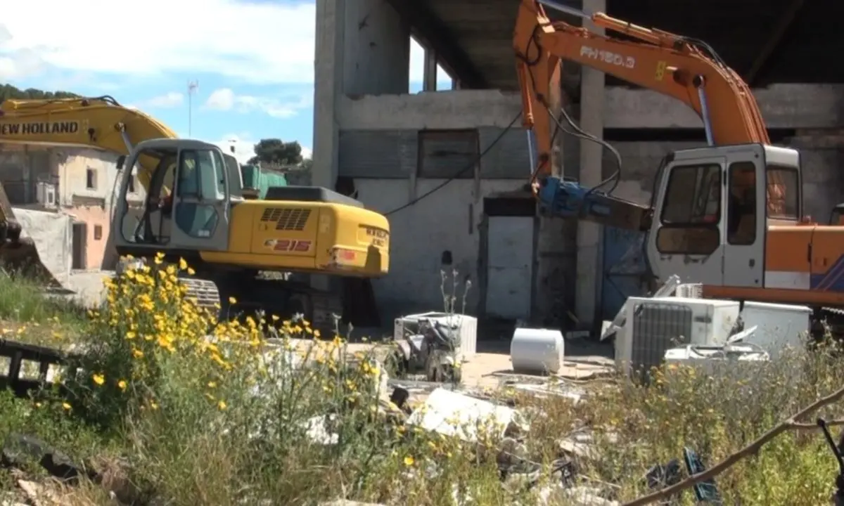 A Melito Porto Salvo sgomberato campo rom abusivo e manufatti abbattuti