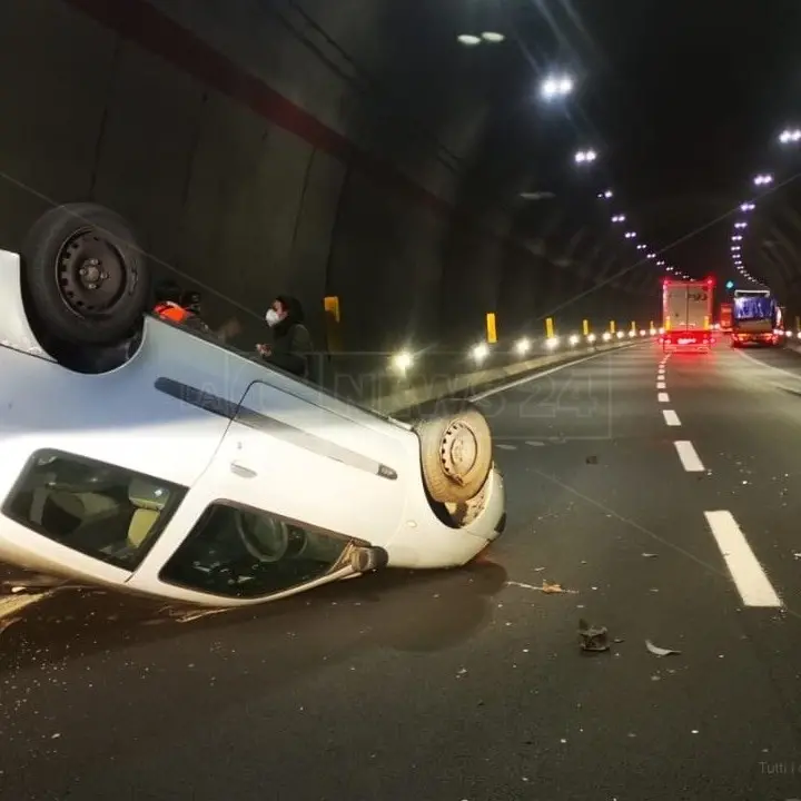 Incidente sull’autostrada A2: auto si ribalta in una galleria nei pressi di Tarsia