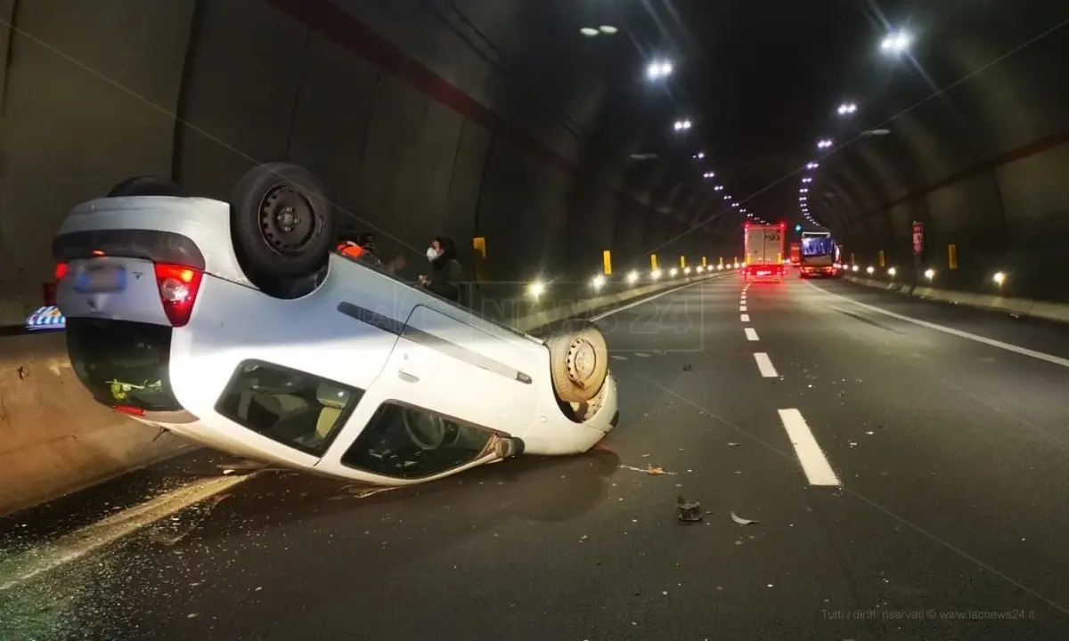 Incidente sull’autostrada A2: auto si ribalta in una galleria nei pressi di Tarsia