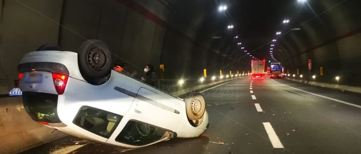 Incidente sull’autostrada A2: auto si ribalta in una galleria nei pressi di Tarsia