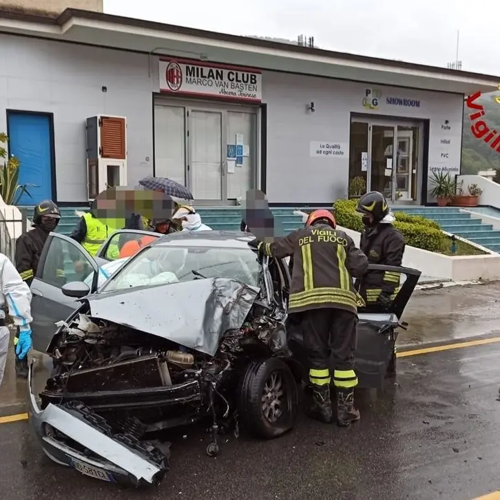 Incidente a Nocera, perde il controllo dell'auto e si schianta contro un cancello: ferito