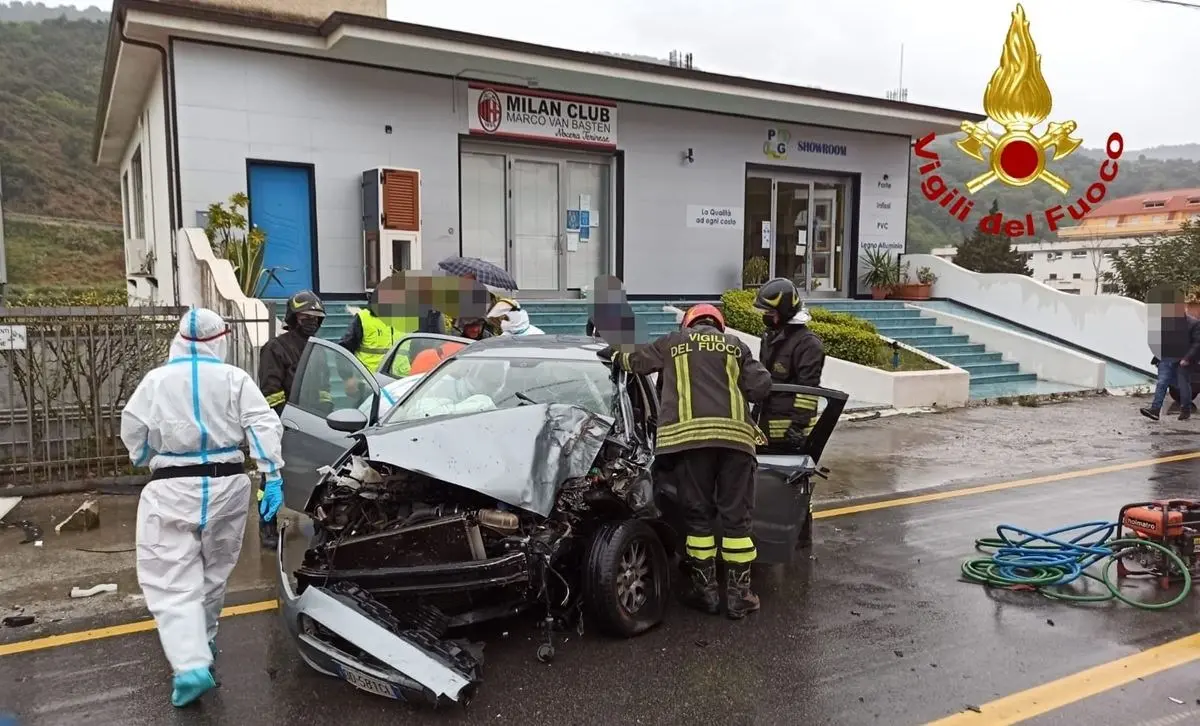 Incidente a Nocera, perde il controllo dell'auto e si schianta contro un cancello: ferito