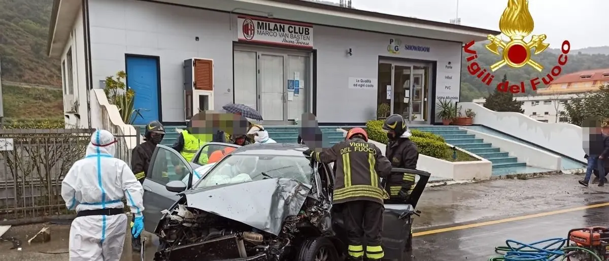Incidente a Nocera, perde il controllo dell'auto e si schianta contro un cancello: ferito