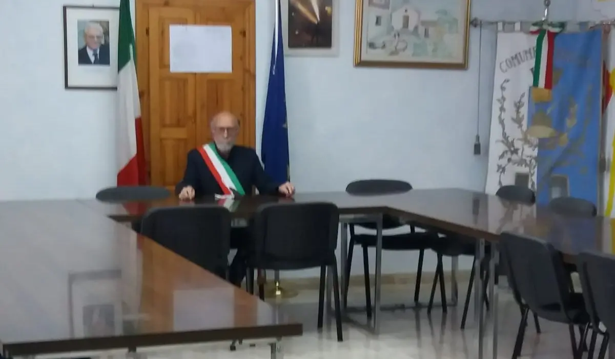 Pochi fondi al Sud nel Recovery fund, sindaco del Cosentino occupa aula consiliare