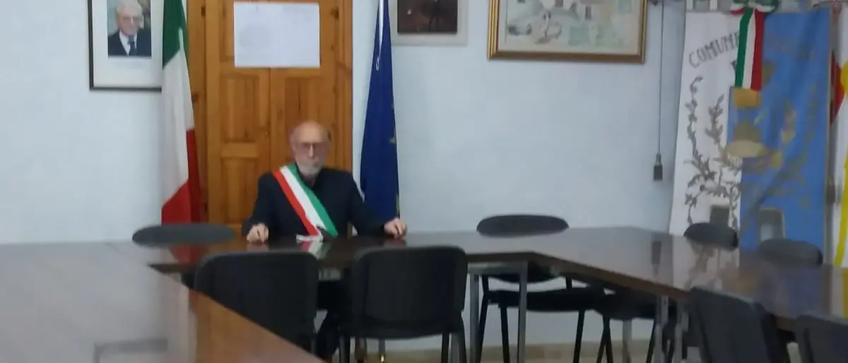 Pochi fondi al Sud nel Recovery fund, sindaco del Cosentino occupa aula consiliare