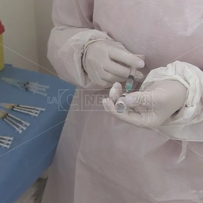 Avrebbe iniettato acqua fisiologica invece del vaccino anti-Covid: medico indagato