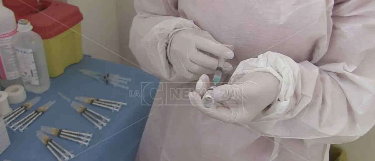 Avrebbe iniettato acqua fisiologica invece del vaccino anti-Covid: medico indagato