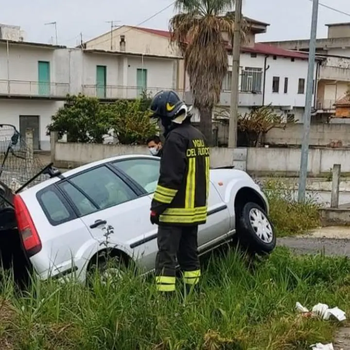 Incidente sulla 106 a Crotone, auto finisce in un canalone: un ferito