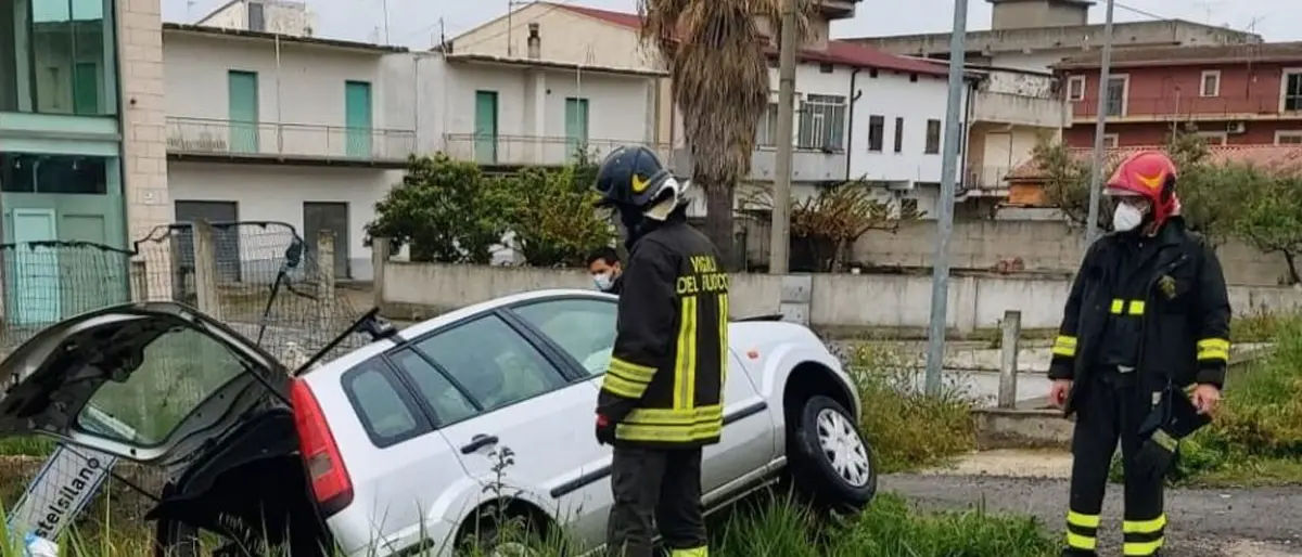 Incidente sulla 106 a Crotone, auto finisce in un canalone: un ferito