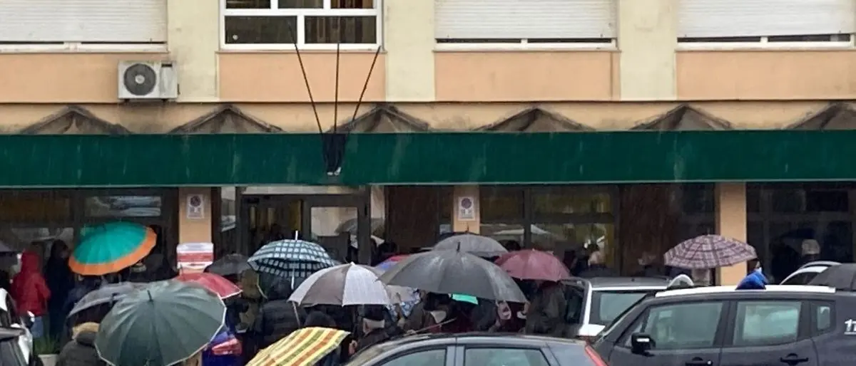 Soveria Mannelli, le dosi di vaccino arrivano in ritardo: anziani per ore sotto la pioggia