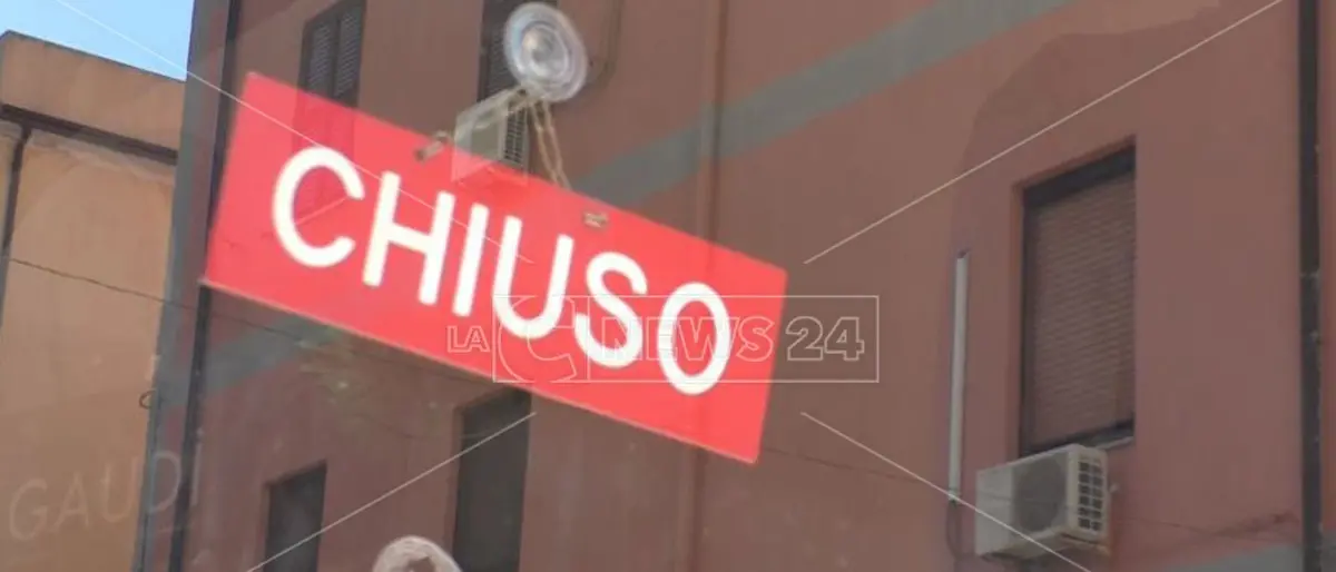 Riaperture, salta il riavvio dei centri commerciali nel week end: proteste