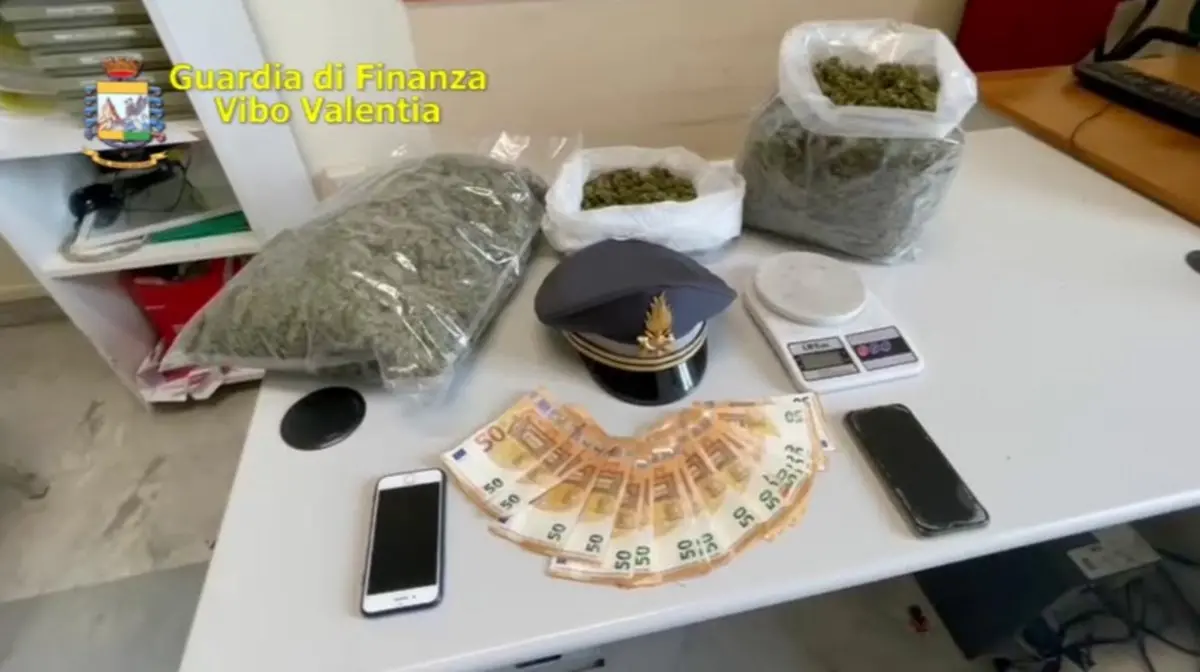 Due chili di marijuana nascosti nel tetto, un arresto alle porte di Vibo