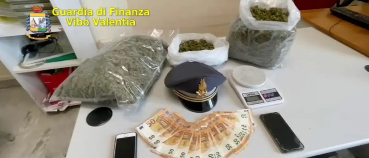 Due chili di marijuana nascosti nel tetto, un arresto alle porte di Vibo