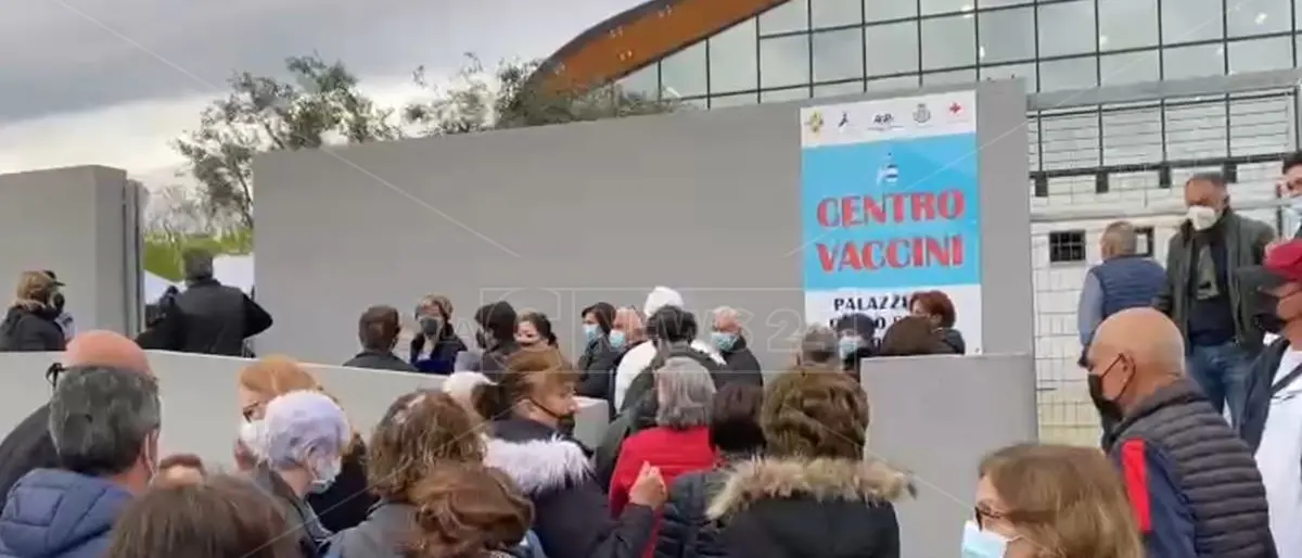 Vax day, in massa fuori dai cancelli dell’hub di Siderno per ricevere il vaccino