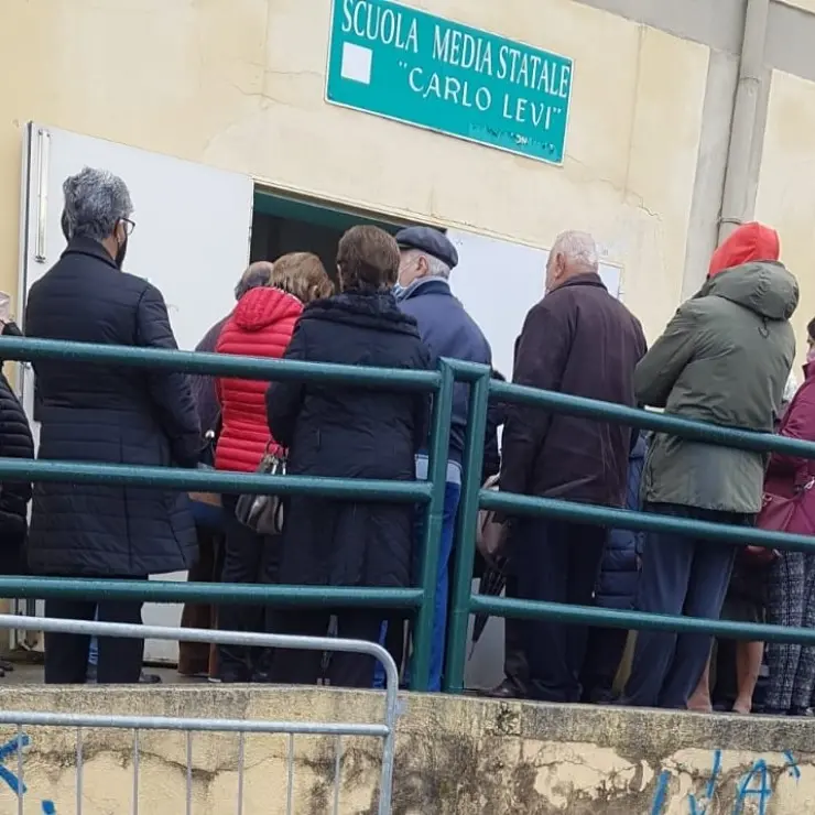 Vax day, al Palabrillia di Corigliano 1200 prenotazioni: code e caos in altri centri