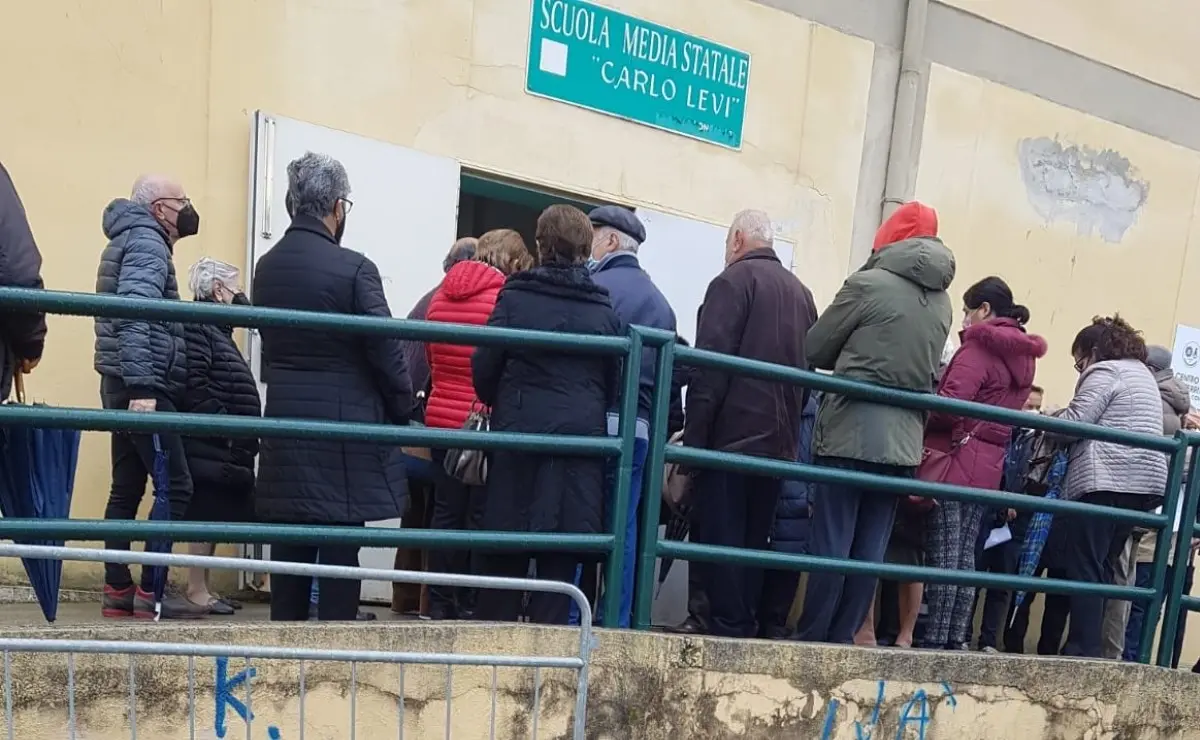 Vax day, al Palabrillia di Corigliano 1200 prenotazioni: code e caos in altri centri