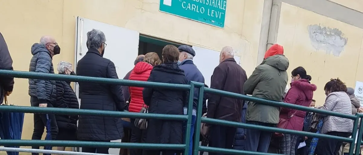 Vax day, al Palabrillia di Corigliano 1200 prenotazioni: code e caos in altri centri