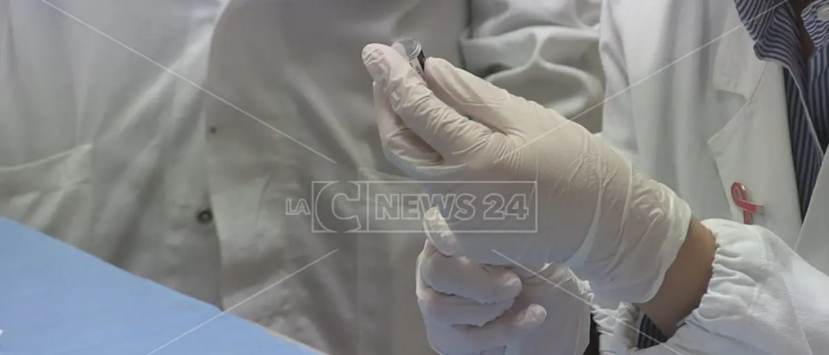 Vax day cancellato in più comuni dell’Esaro, insorgono i sindaci: «Occasione persa»