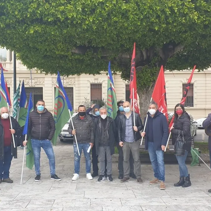 Reggio Calabria, sit in dei forestali davanti alla Prefettura: «Servono risorse»