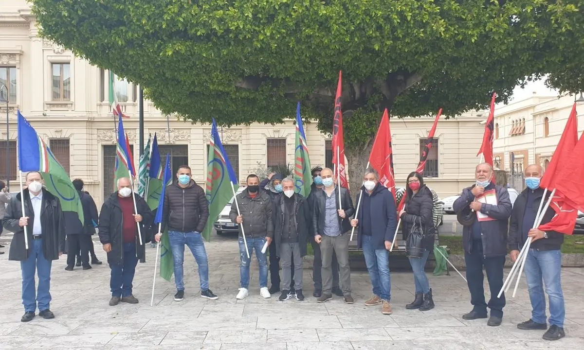 Reggio Calabria, sit in dei forestali davanti alla Prefettura: «Servono risorse»