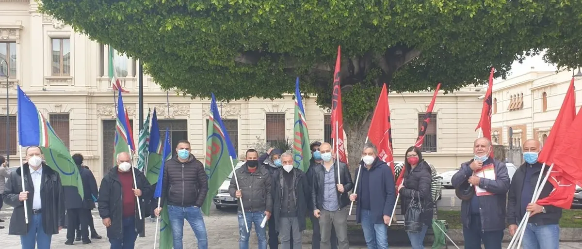 Reggio Calabria, sit in dei forestali davanti alla Prefettura: «Servono risorse»