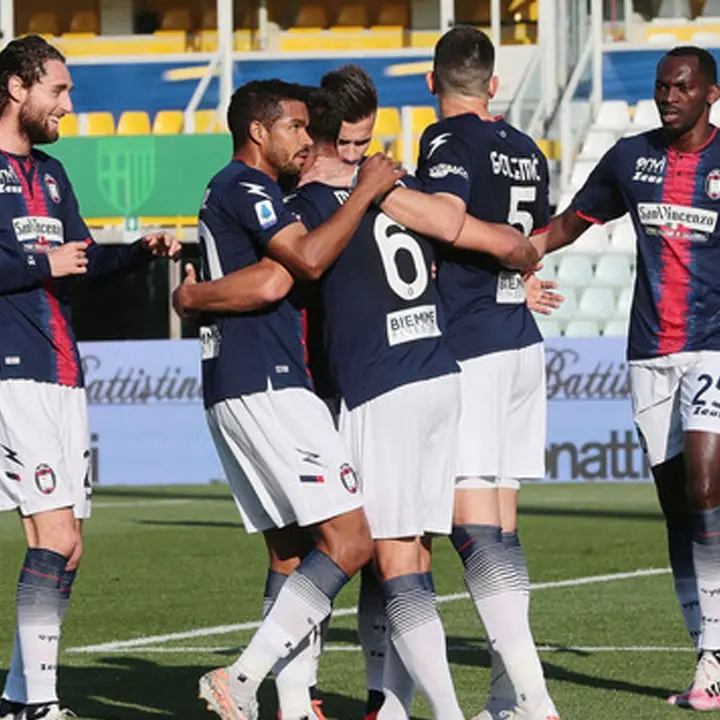 Serie A, scatto d'orgoglio del Crotone: in casa del Parma vince 4 a 3