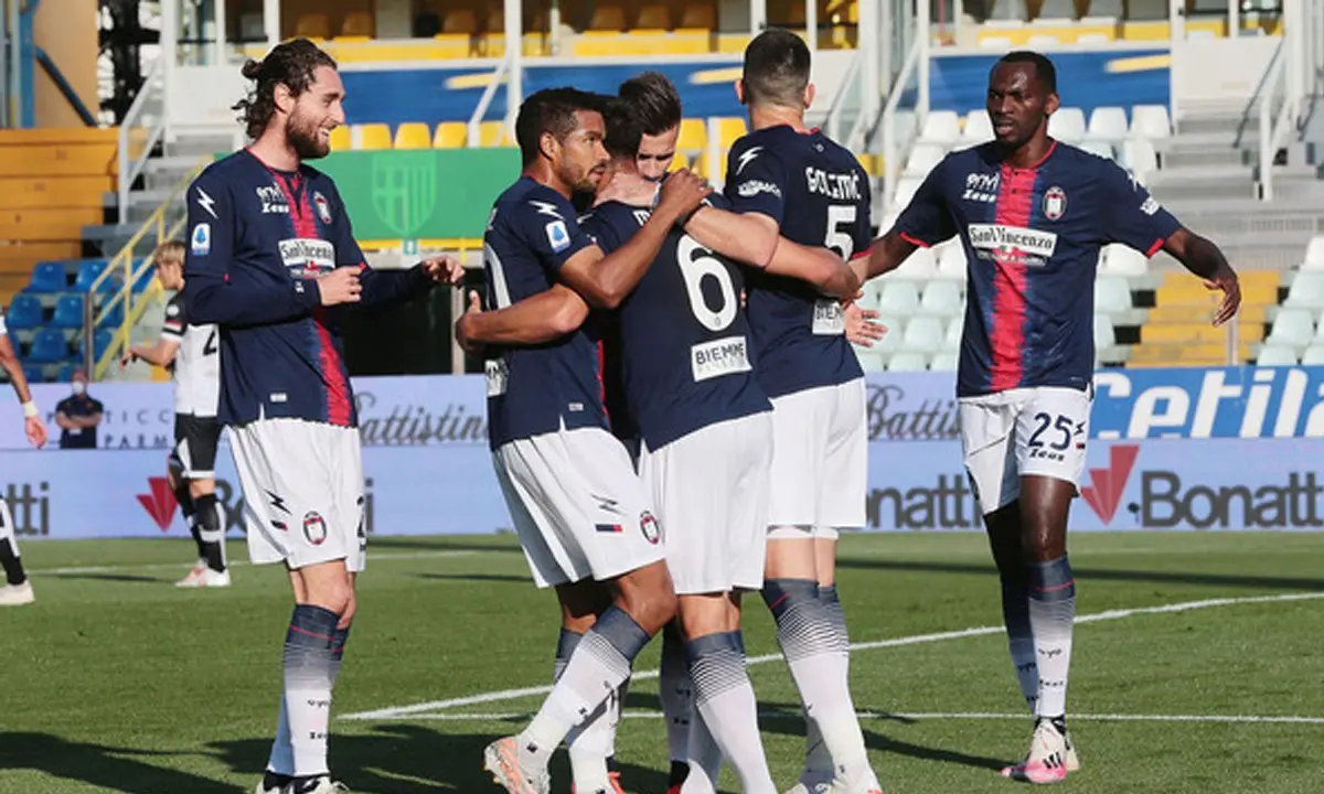 Serie A, scatto d'orgoglio del Crotone: in casa del Parma vince 4 a 3