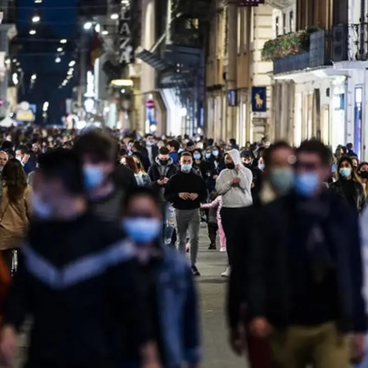 Covid, l'allarme del Cnr: «Con zone gialle e riaperture quarta ondata in estate»