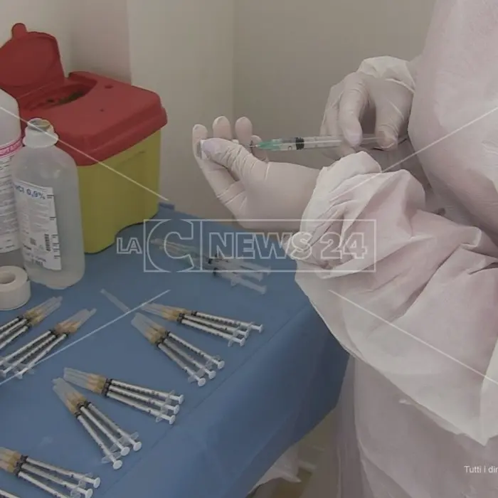 Vax day, nel primo giorno somministrate 19mila dosi. Spirlì: «Soddisfatto»