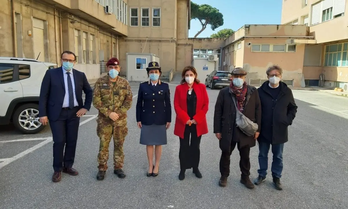 Covid, il commissario Longo visita il centro vaccinale del Gom di Reggio