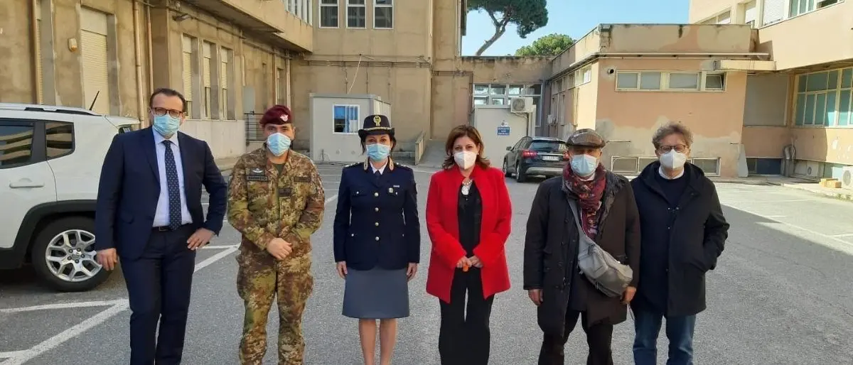 Covid, il commissario Longo visita il centro vaccinale del Gom di Reggio