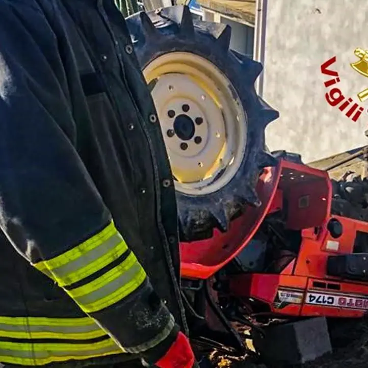 Dramma a San Giovanni, si ribalta con il trattore e muore a 50 anni