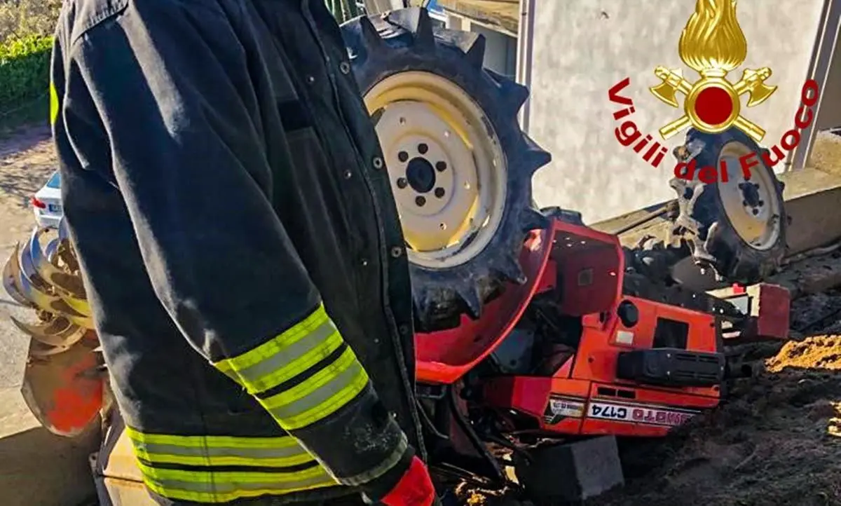 Dramma a San Giovanni, si ribalta con il trattore e muore a 50 anni