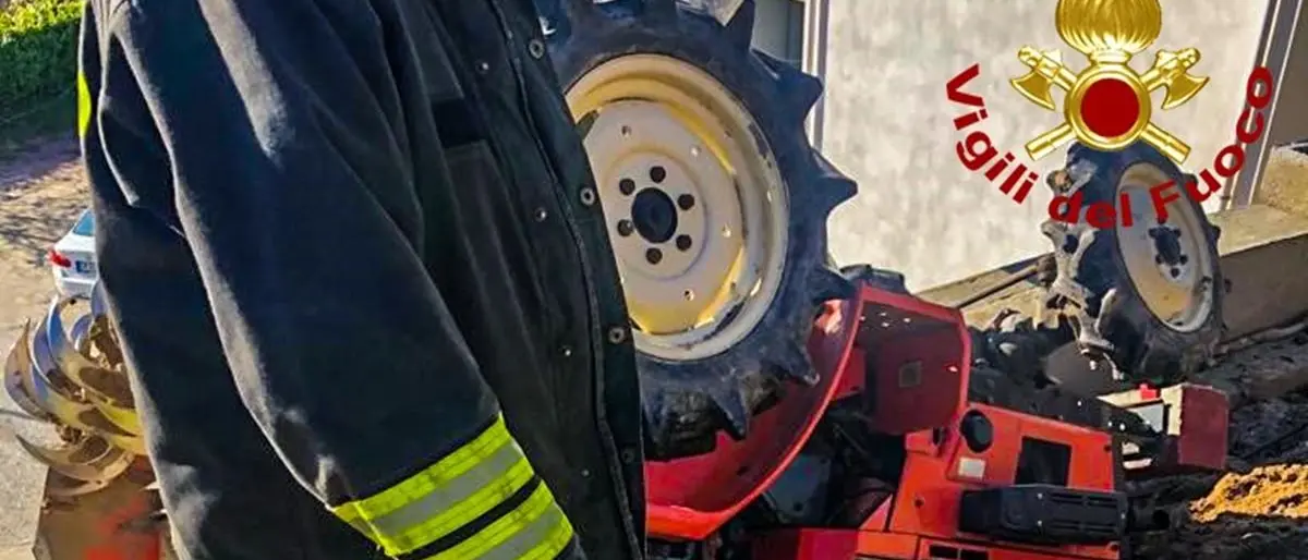 Dramma a San Giovanni, si ribalta con il trattore e muore a 50 anni