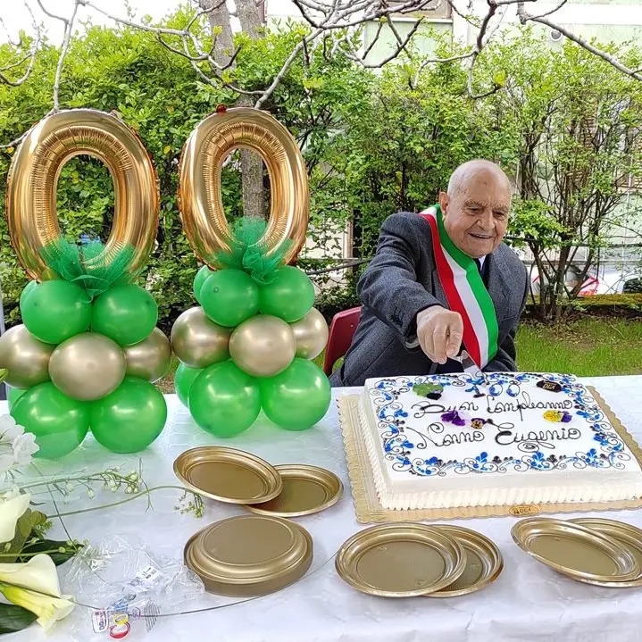 Nonno Eugenio spegne 100 candeline, l'abbraccio della sua Casali del Manco