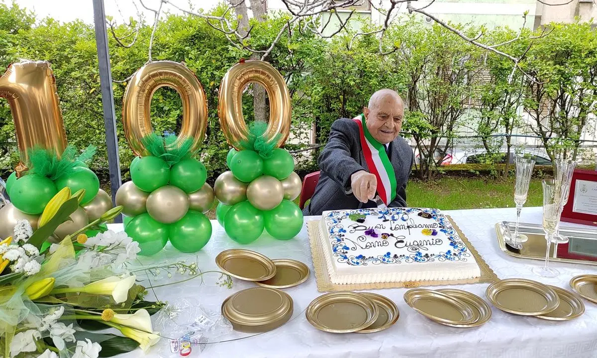 Nonno Eugenio spegne 100 candeline, l'abbraccio della sua Casali del Manco