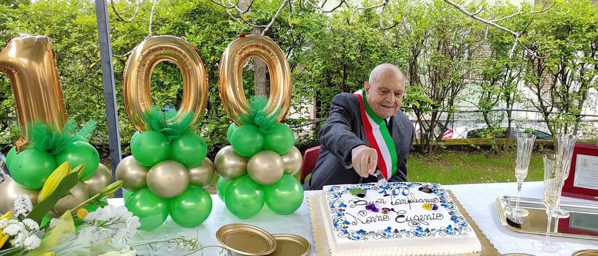 Nonno Eugenio spegne 100 candeline, l'abbraccio della sua Casali del Manco
