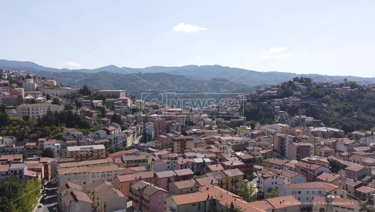 Covid, ancora alti i contagi ad Acri: verso la proroga della zona rossa