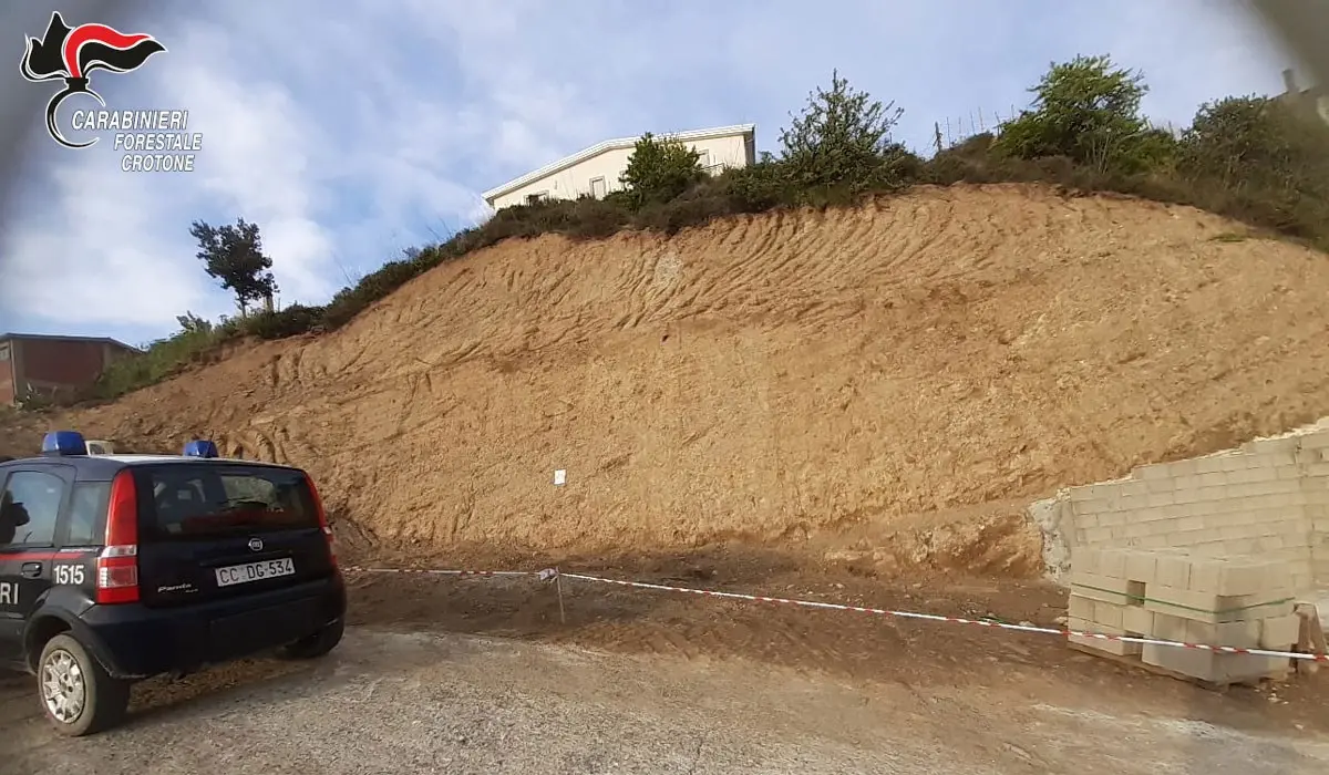 Carfizzi, sbancamento non autorizzato nel centro urbano: denunciato impiegato