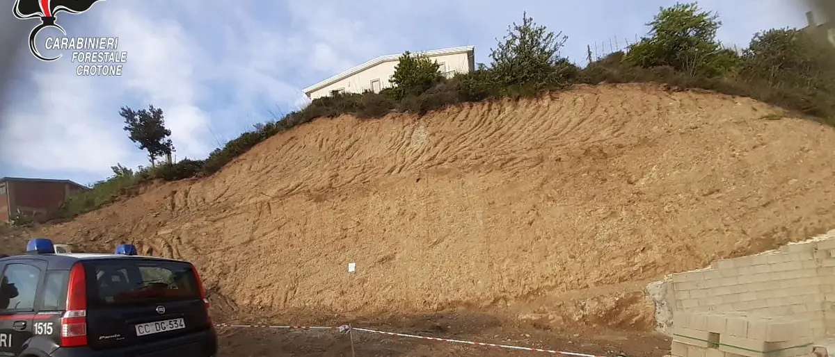 Carfizzi, sbancamento non autorizzato nel centro urbano: denunciato impiegato