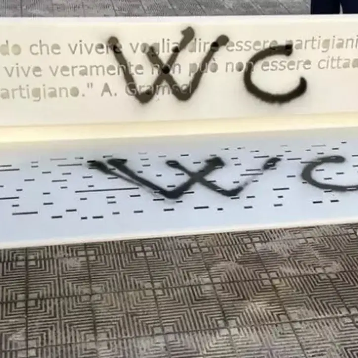 Vandalizzata la panchina della memoria a Reggio inaugurata per il 25 aprile