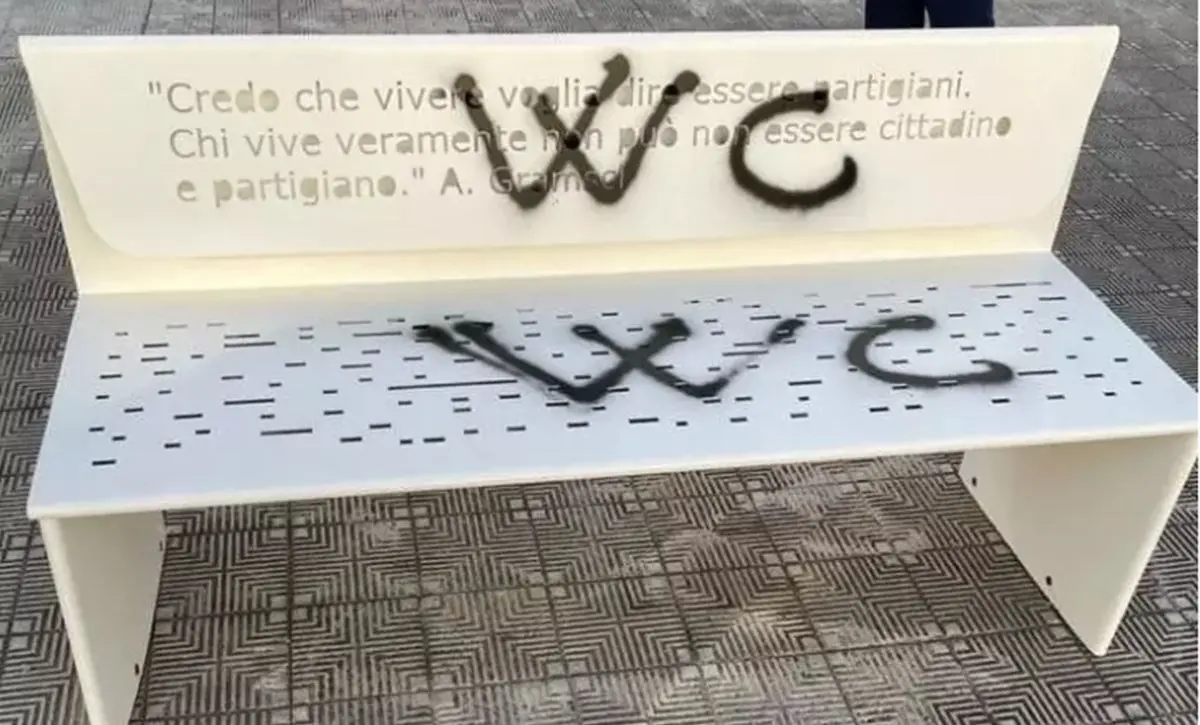 Vandalizzata la panchina della memoria a Reggio inaugurata per il 25 aprile