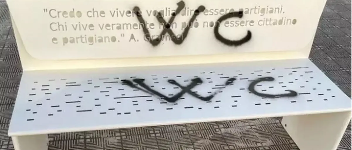Vandalizzata la panchina della memoria a Reggio inaugurata per il 25 aprile
